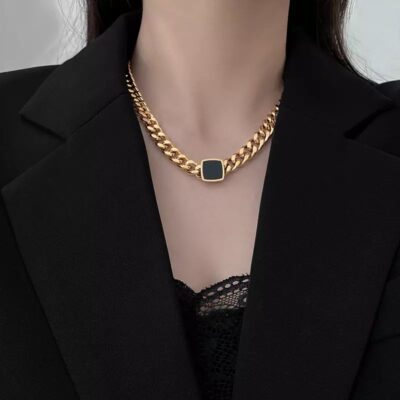گردنبند مربع مشکی