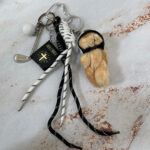 چارم بگ خرس با کلاه ایمنی و انجیل