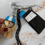 چارم بگ خرس با کلاه ایمنی و جاکارتی - Image 2